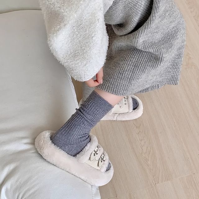 Einfarbige gerippte Socken