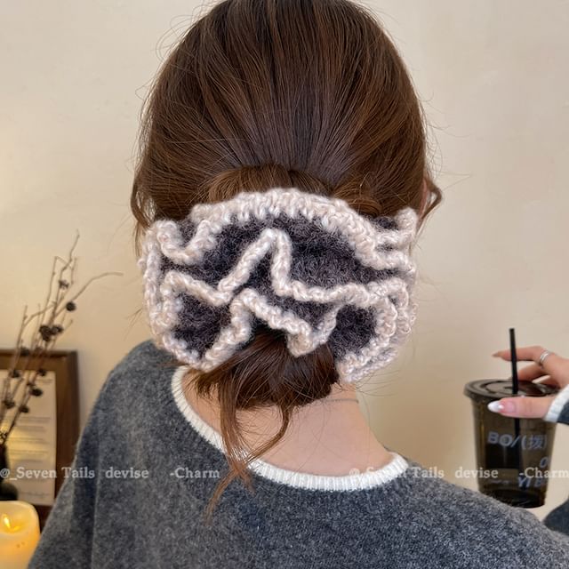 Contrast Knit Trim Scrunchie