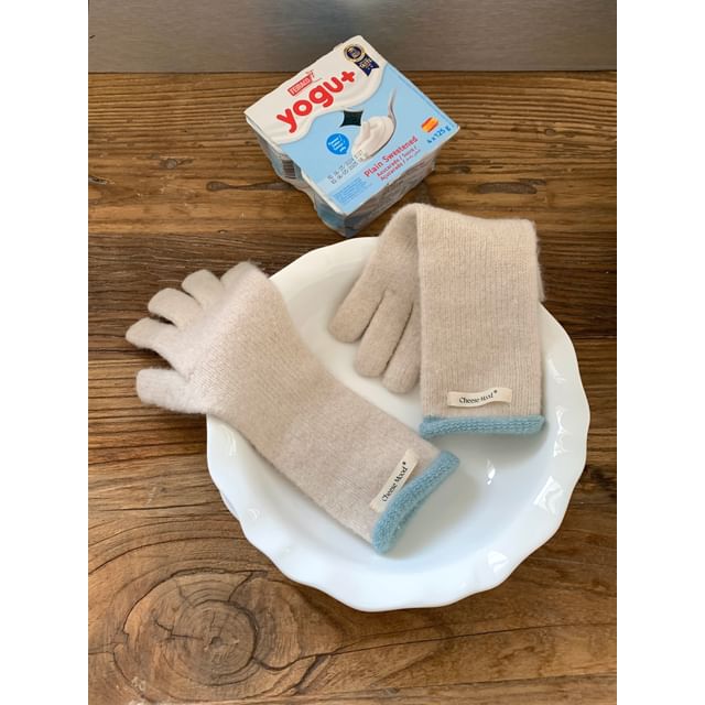 Contrast Applique Gloves Trim Knit