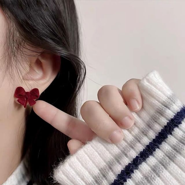 On / Earring Clip Bow Stud