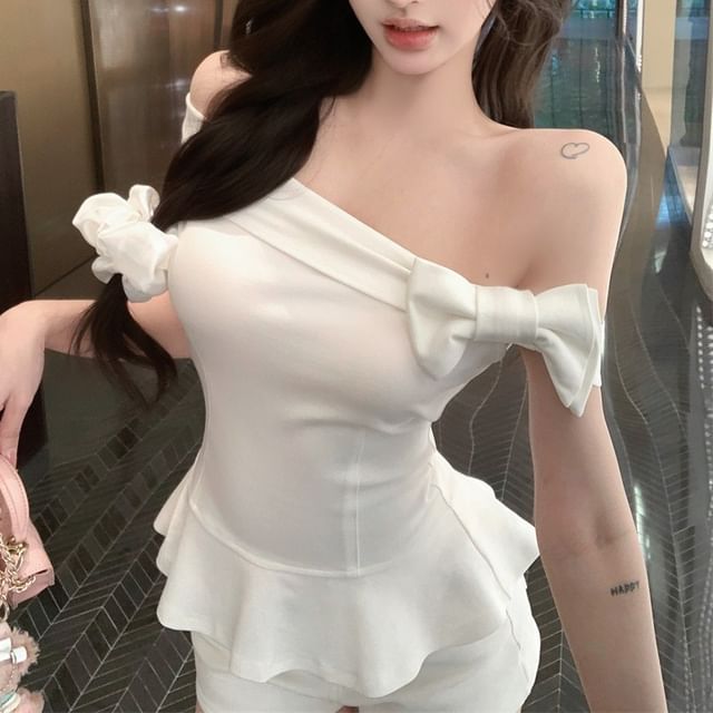 Off-Shoulder Accent Bow Ruffle T-Shirt Hem Crop Plain