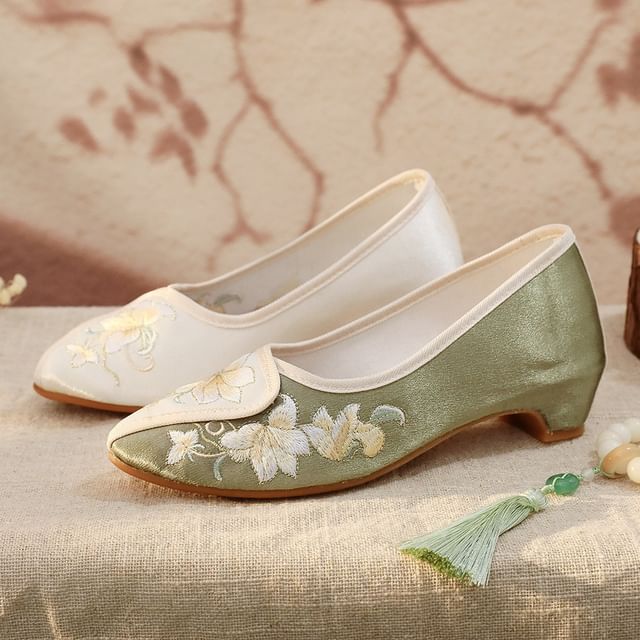 Panel Embroidered Floral Pumps