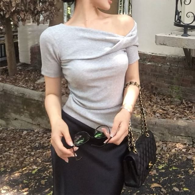 Off-Shoulder Fit Slim Twist Short-Sleeve T-Shirt