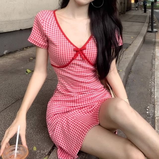 Mini Short-Sleeve Dress V-Neck A-Line Dotted