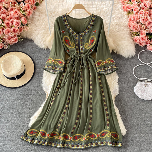 Robe trapèze vintage verte à col en V et à taille nouée avec broderie florale et manches trois-quarts 