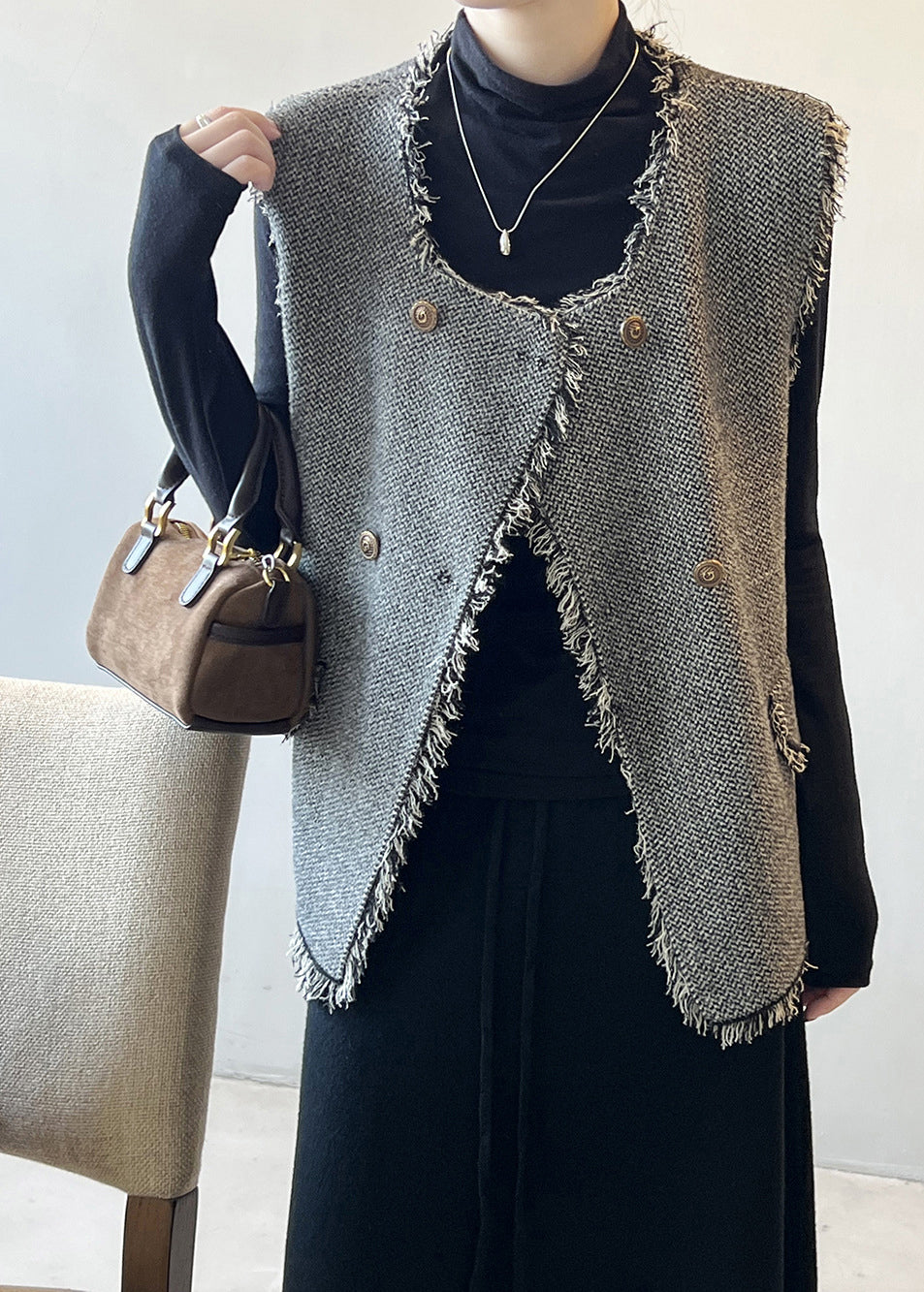 Gilet en tricot croisé à pompons gris chic sans manches AF1053 