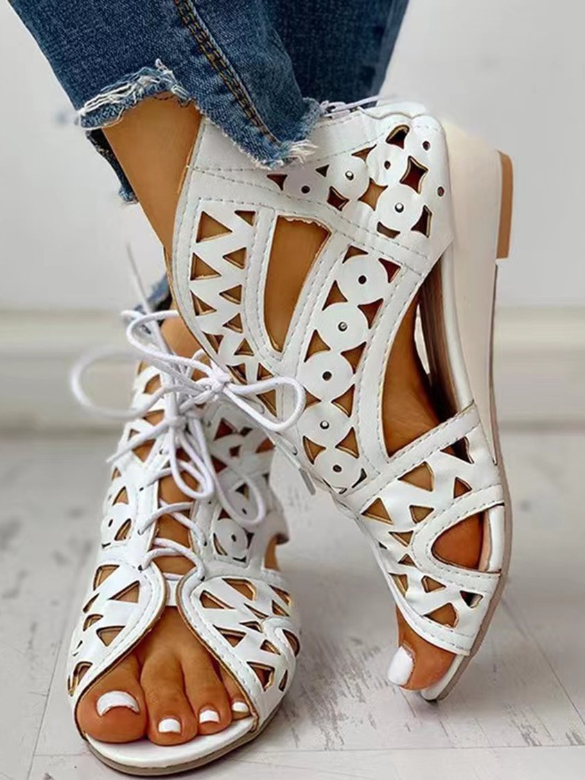 Resort Sandalenstiefel mit Cut-outs und Schnürung DD31